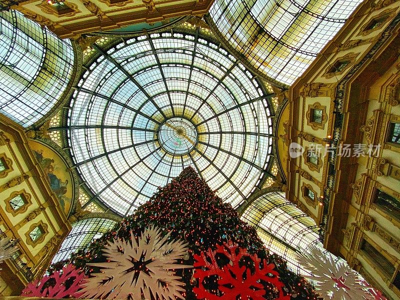 埃马努埃莱二世Galleria Vittorio Emanuele II和圣诞树